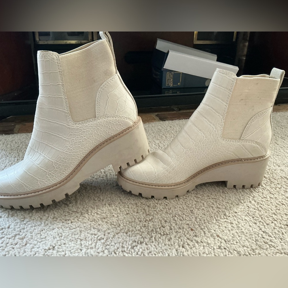 Stylish White Croc-Embossed Women's 7.5 Ankle Boots